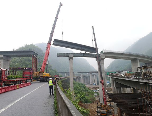 恩施高速互通钢箱梁吊装1.jpg