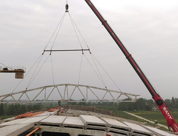 荆门五三农场粮库30米屋架安装.jpg