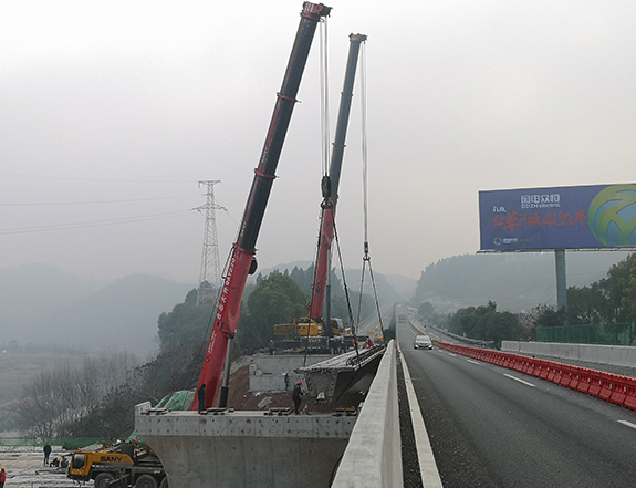 汉宜高速跨花溪路35米箱梁吊装2.jpg