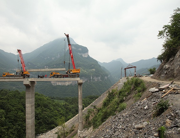 五峰至弯潭段桥梁吊装1.jpg