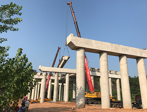 宜昌花溪路30米箱梁吊装.jpg
